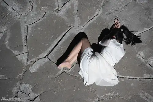 姚晨赤脚曼舞最美表演如孩子般纯真