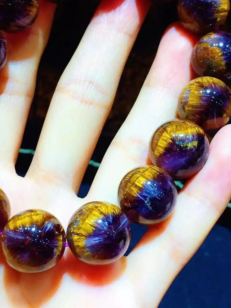 高品质极品极光23紫钛花(魔眼)(能量宝石) 颜色浓郁,92钛晶呈现板状