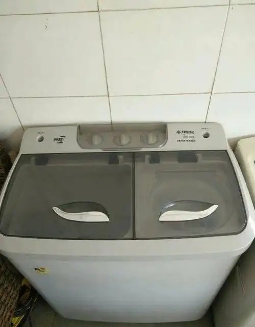 本人有一台9成新的半自动双缸洗衣机,容量