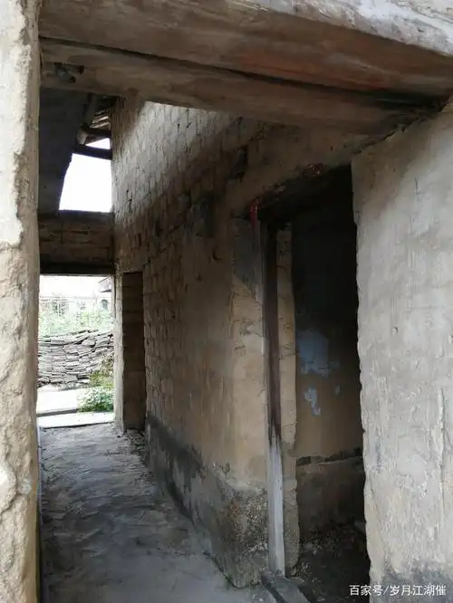 旁边的小巷,有门的都是以前大家住的老房子.