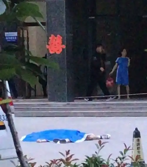 痛心!濮阳某小区发生坠楼事件,一男子当场死亡.