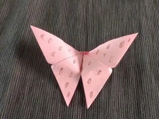 用彩纸折一只花蝴蝶陪着宝宝一起学吧