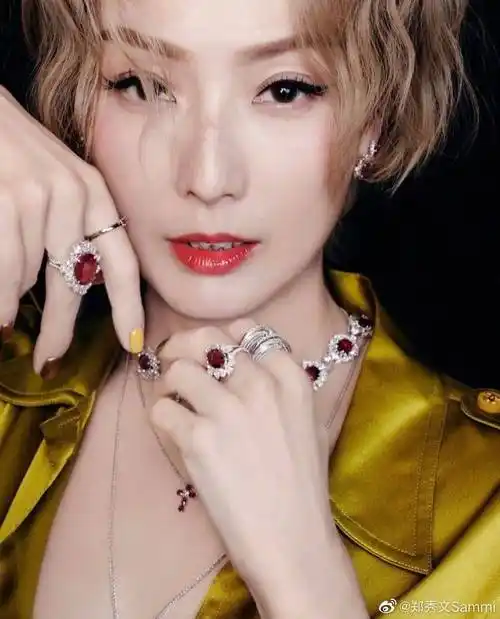 51岁郑秀文陪跑22年夺影后!"百变天后"引领港风,她靠什么逆袭?