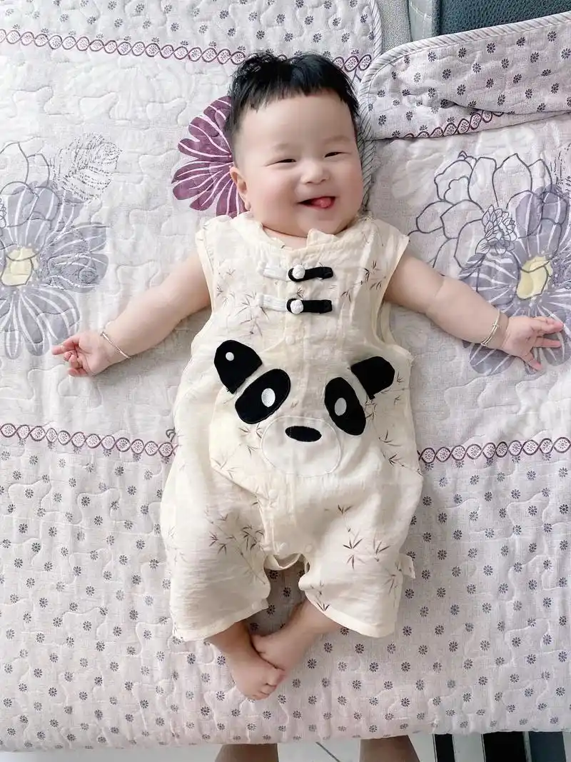 宝宝马上6个月了 你学会了抬头 翻身 不熟练的坐着 别人都说好快