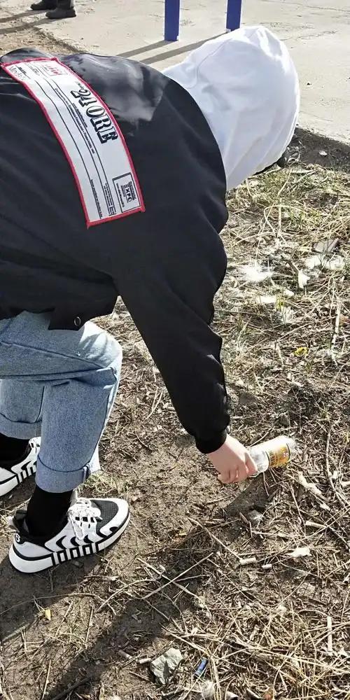 宝日希勒小学三年二班第二组开展学雷锋做好事活动