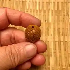 厂家批发桃核手工雕刻挂件儿童宝宝diy配饰吊坠杏核一夜暴富