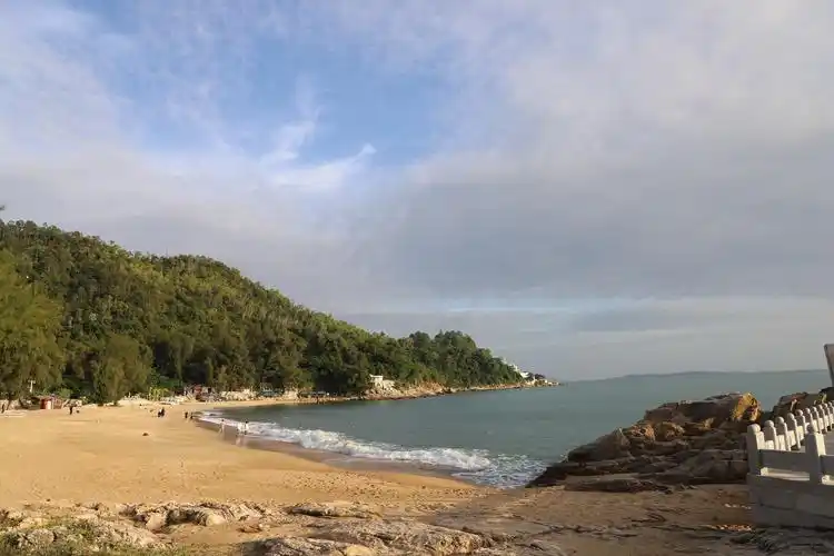 沙鱼涌休闲,晚霞散成绮,逐浪偷闲时;人生难得有知己