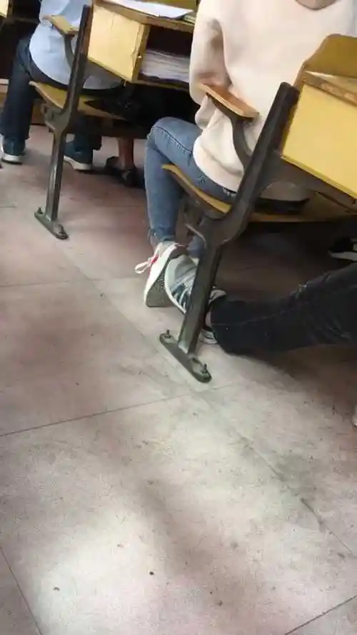 情侣前后桌的好处这种小动作想必大多数人都做过吧