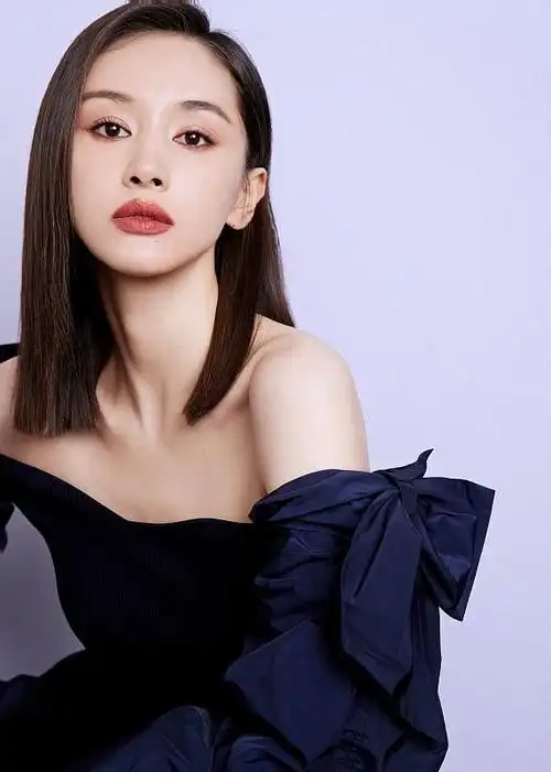 王子文时尚大片真不少,穿深蓝色紧身衣好显白,"蚂蚁腰"挺吸睛