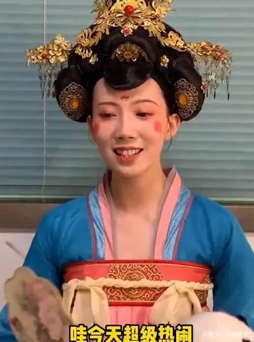 不倒翁小姐姐皮卡晨首度公开孩子近照,重心已转到家庭生活上