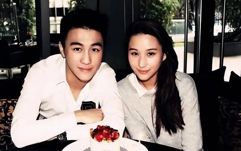 何超莲和奚梦瑶罕见同框,昔日"情敌"如今成"姑嫂"