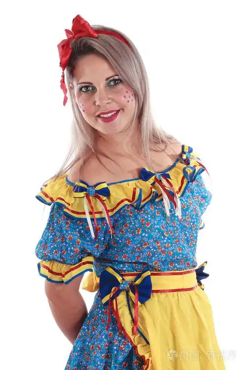 巴西女人穿着典型的衣服为节日junina