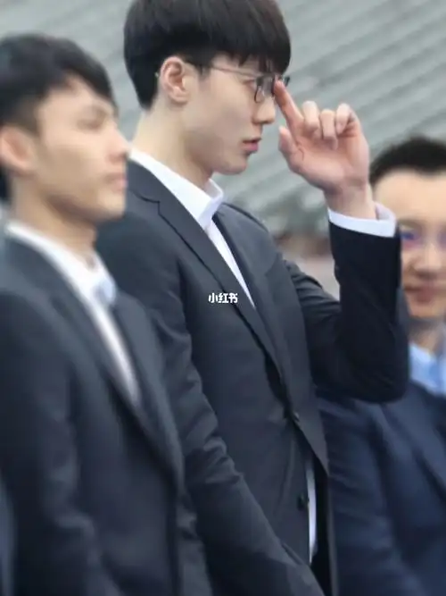 西装轩哦_西装_胡明轩_娱乐_明星娱乐资讯