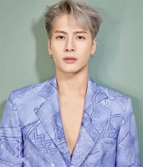 王嘉尔同款发型 超火帅气三七分_韩式男发 - 美发站