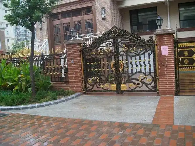 1,庭院大门门柱设计可以是汉白玉,也可以是立柱,看你自己想要怎么样的