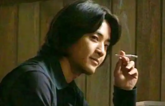 郑伊健在《古惑仔》中饰演的陈浩南,浩南哥抽烟的照片应该不用多说的