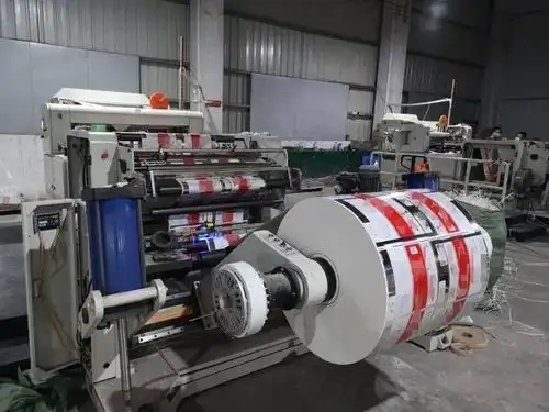 警方捣毁一包装印刷厂现场查获大量设备原料及烟盒