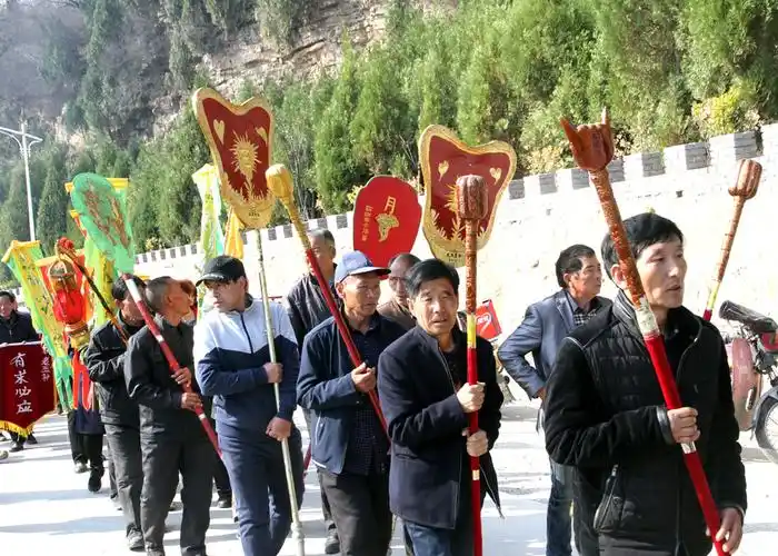 武士卫队先行,接着是手持金瓜,钺斧,朝天镫的仪仗队,然后是五颜六色的