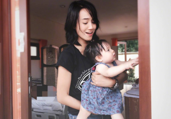 朱丹晒一双儿女画面二胎儿子嘴巴像爸肤色像妈姐弟俩温馨有爱