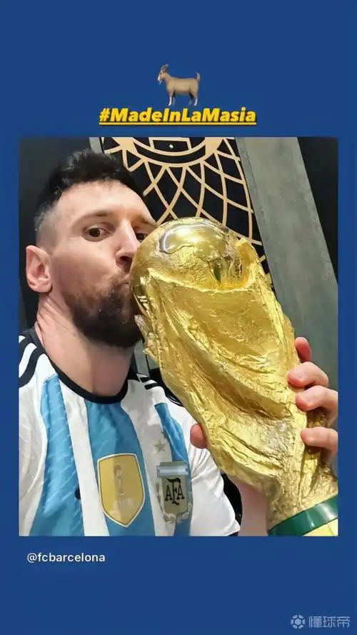 巴萨官方晒梅西亲吻奖杯自拍照,梅西本人并未公开晒过此照片|阿根廷