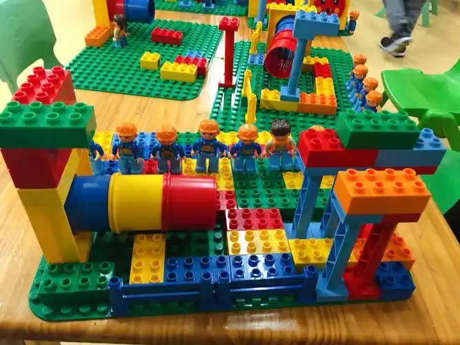 孩子是天生的学习者,在乐高积木拼搭中给他们无限的想象空间,自由发挥