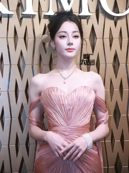 迪丽热巴今日活动图,粉色裙子好显白啊