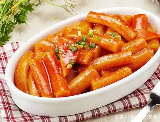 韩国炒年糕是一种休闲小吃,又称打糕条,流行于朝鲜半岛