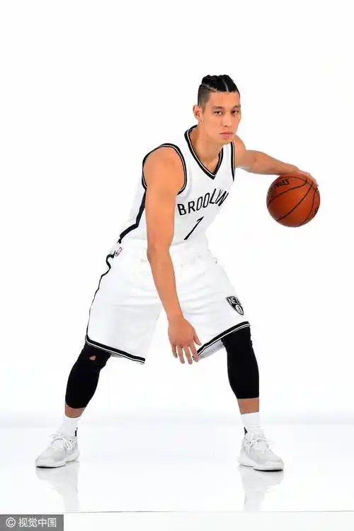 书豪亮相篮网 拍摄新赛季写真发型抢眼