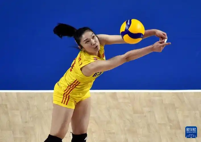 6月15日,中国队球员王梦洁在比赛中垫球.新华社记者 卢炳辉 摄