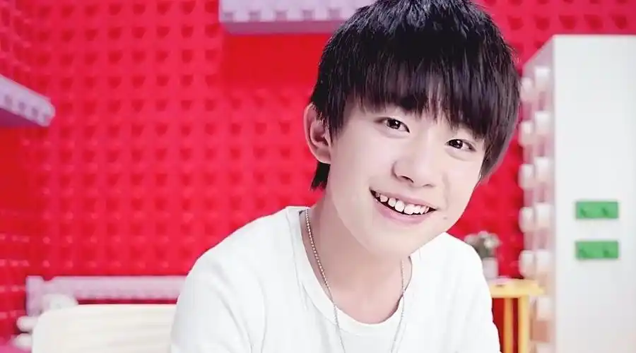 易烊千玺弟弟曝光,两个人如同复制粘贴,也要出道了吗!