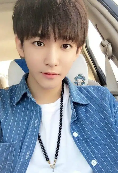 首页 男生发型 男生短发 瓜子脸男学生怎样剃发好看 小伙子精神十足