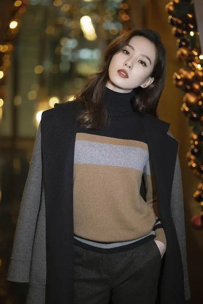 御姐诗刘诗诗长发披肩歪头甜笑高级感气质绝了