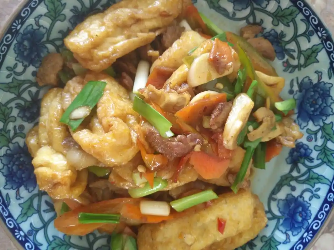 老少皆宜的油豆腐炒肉,简单方便还美味,家庭主妇必备