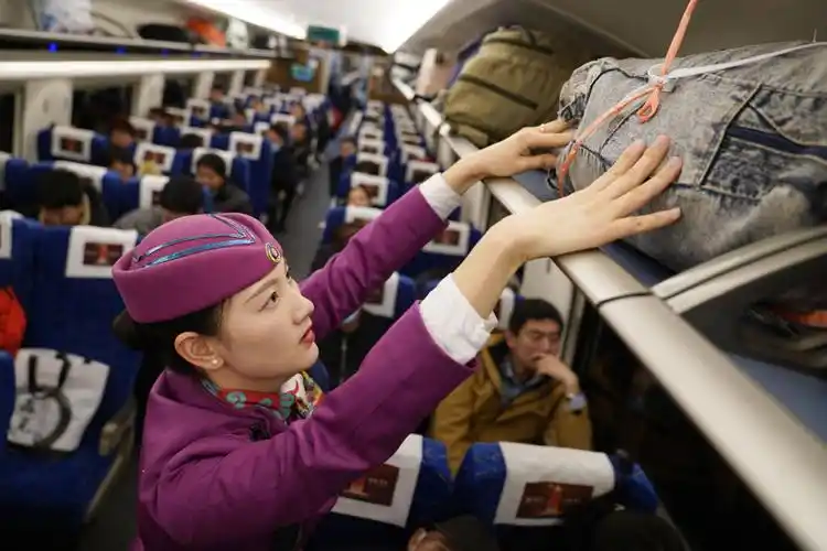 新春走基层贵南高铁首次加入春运朋友圈情满回家路