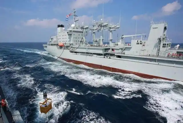 5万吨的901补给舰有多大?当它与辽宁舰和052c同框就明白了