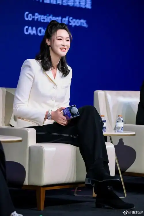 惠若琪出席大湾区国际体育商业峰会足篮排代表历史性合影