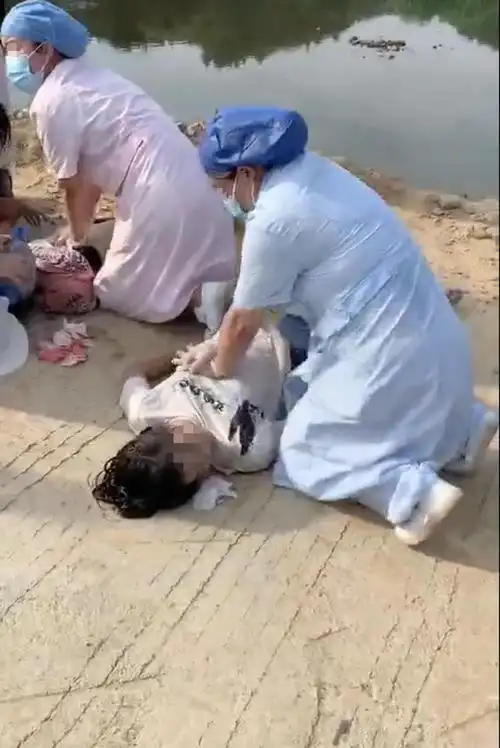 有网友发布视频称,7月17日,在广西梧州市藤县,有三名学生游泳溺水身亡