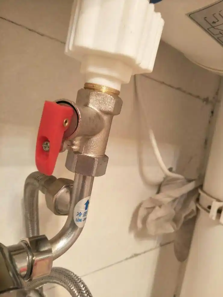 家用洗澡热水器泄压阀是装自来水进水管上吗?泄压阀不滴水正常吗