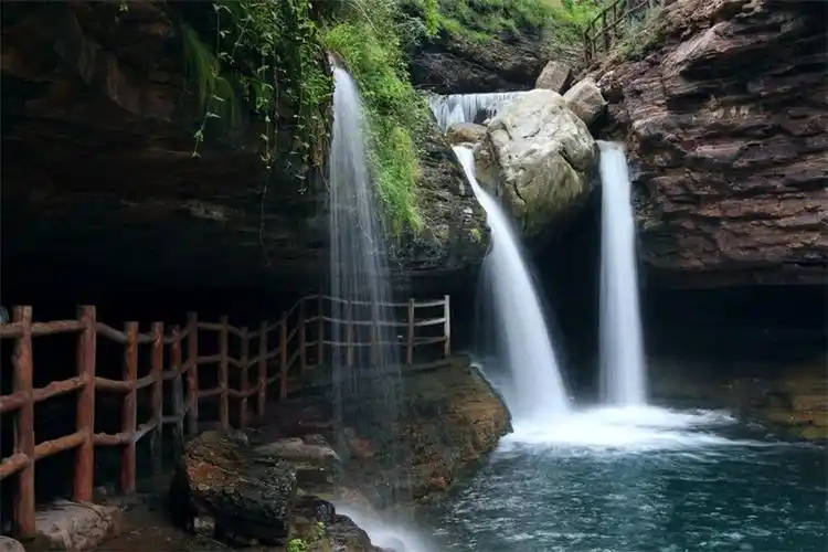 桃花谷位于河南省林州市太行大峡谷,全长约4km,海拔约800 m-1736m,高