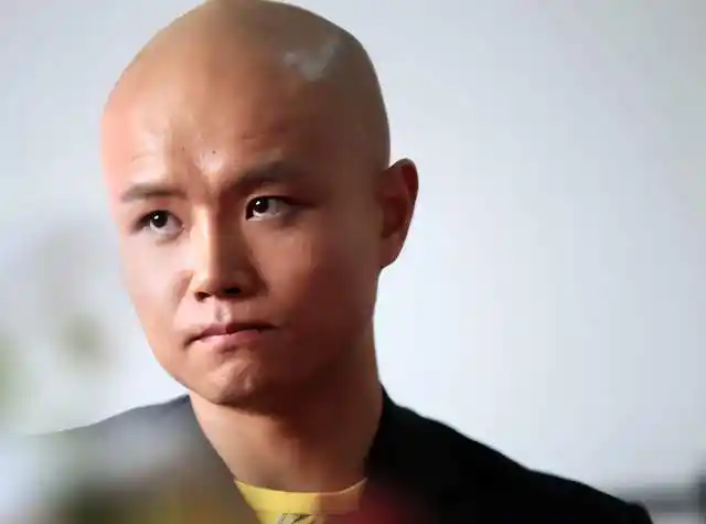 主持人乐嘉近况曝光,身穿白色t恤剃着光头,曾在节目现场耍酒疯_才能