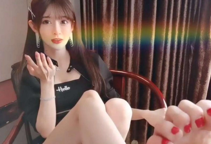 原创她真的太懂男人了,王羽杉开播全程秀脚,水友直接舔屏
