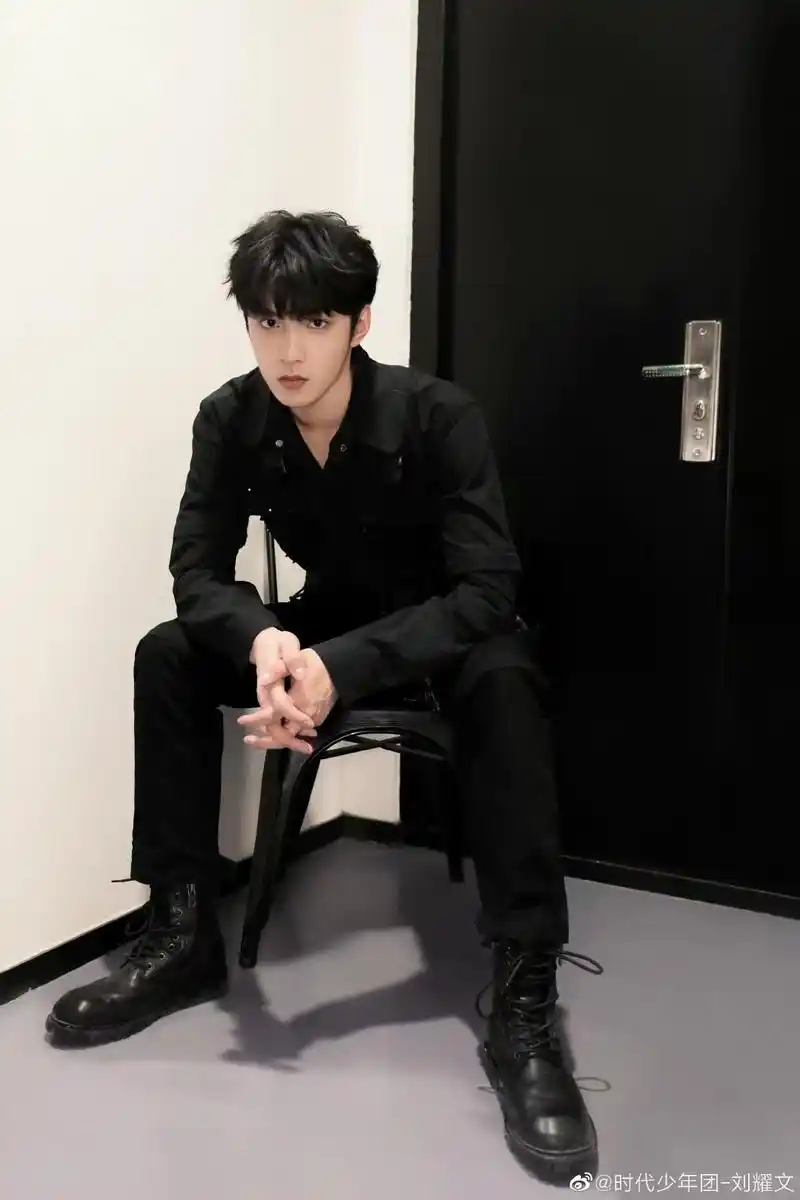 刘耀文终终终于更新帅照了你的滑板少年已上线