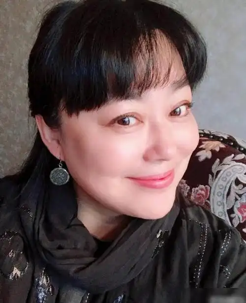 李菁菁重回演艺圈获好评婚姻历经沧桑今和小25岁男友找到幸福