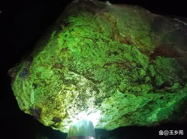 高冰玻璃种帝王绿翡翠原石