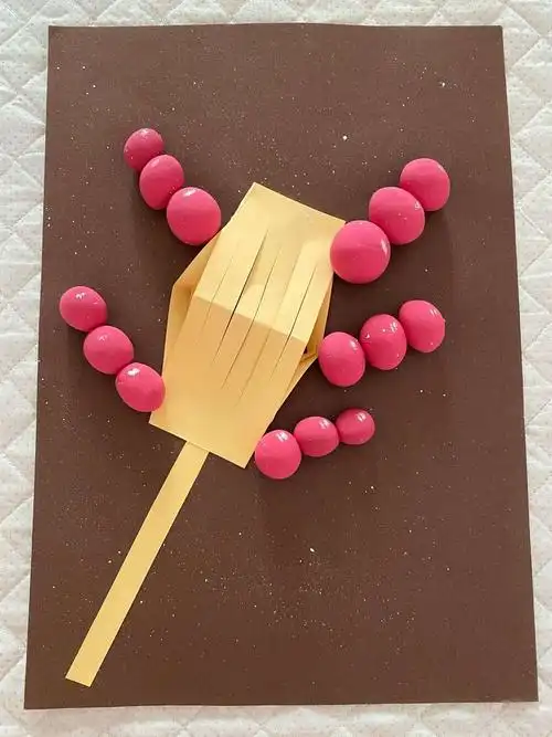 粘贴在褐色彩纸上吧05一个个糖葫芦团好了09拿出红色的超轻粘土