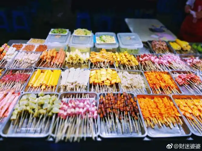 城市中灯火通明的夜市就像是隐藏在城市里的美食秘境这里是美食的天