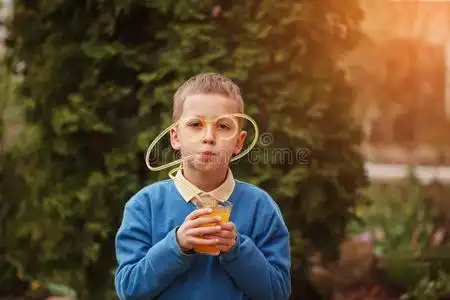 小孩喝饮料图片