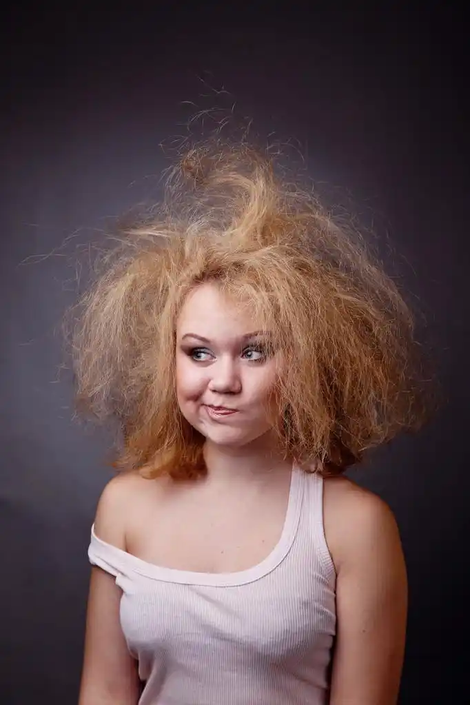 蓬乱的女孩,蓬头垢面的女孩,在深色背景上的图像