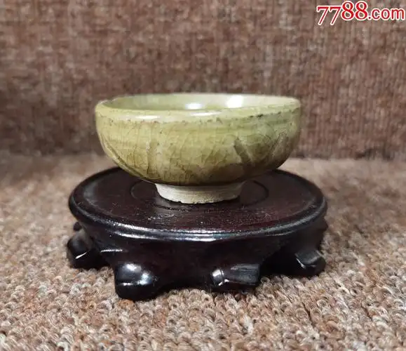 唐越窑青瓷刻花纹立足茶杯