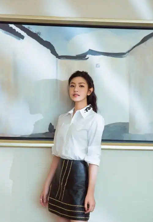 陈妍希出席品牌活动一袭白色上衣黑色短裙 简约俏皮 清新明丽